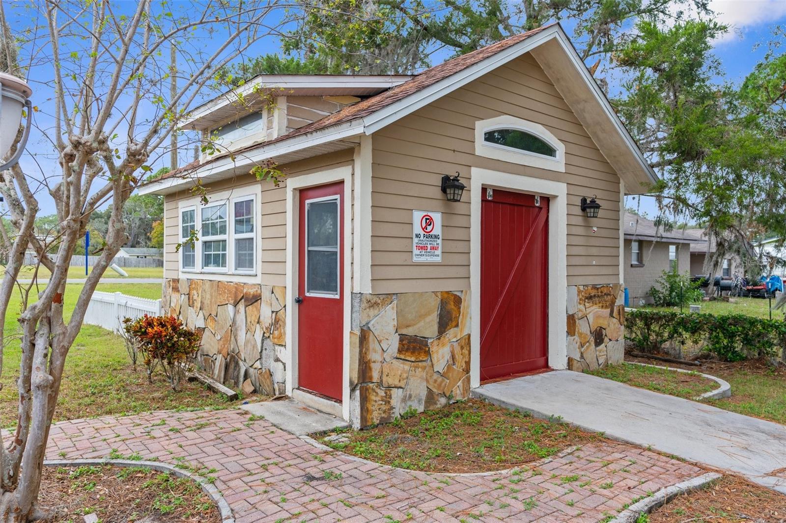 604 N SINCLAIR AVE, TAVARES, FL, 32778