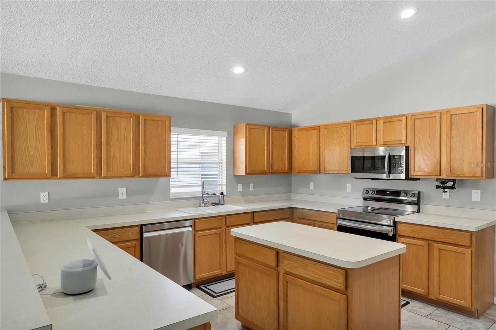 704 LAKE CHARLES DR, DAVENPORT, FL, 33837