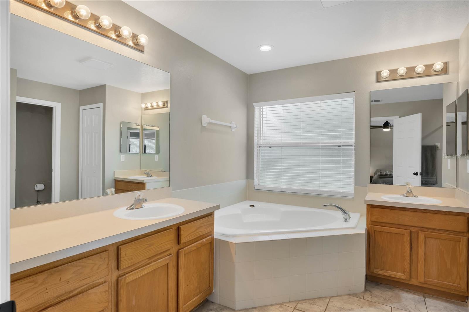 704 LAKE CHARLES DR, DAVENPORT, FL, 33837