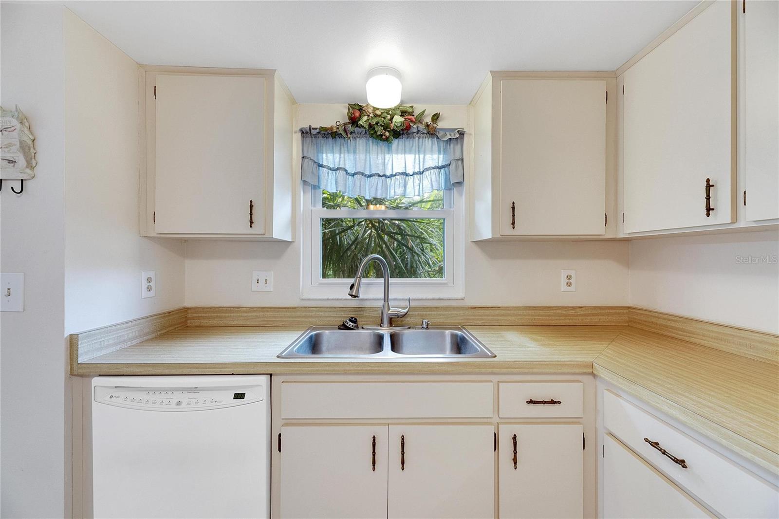 2107 HARTLEBURY WAY, SUN CITY CENTER, FL, 33573