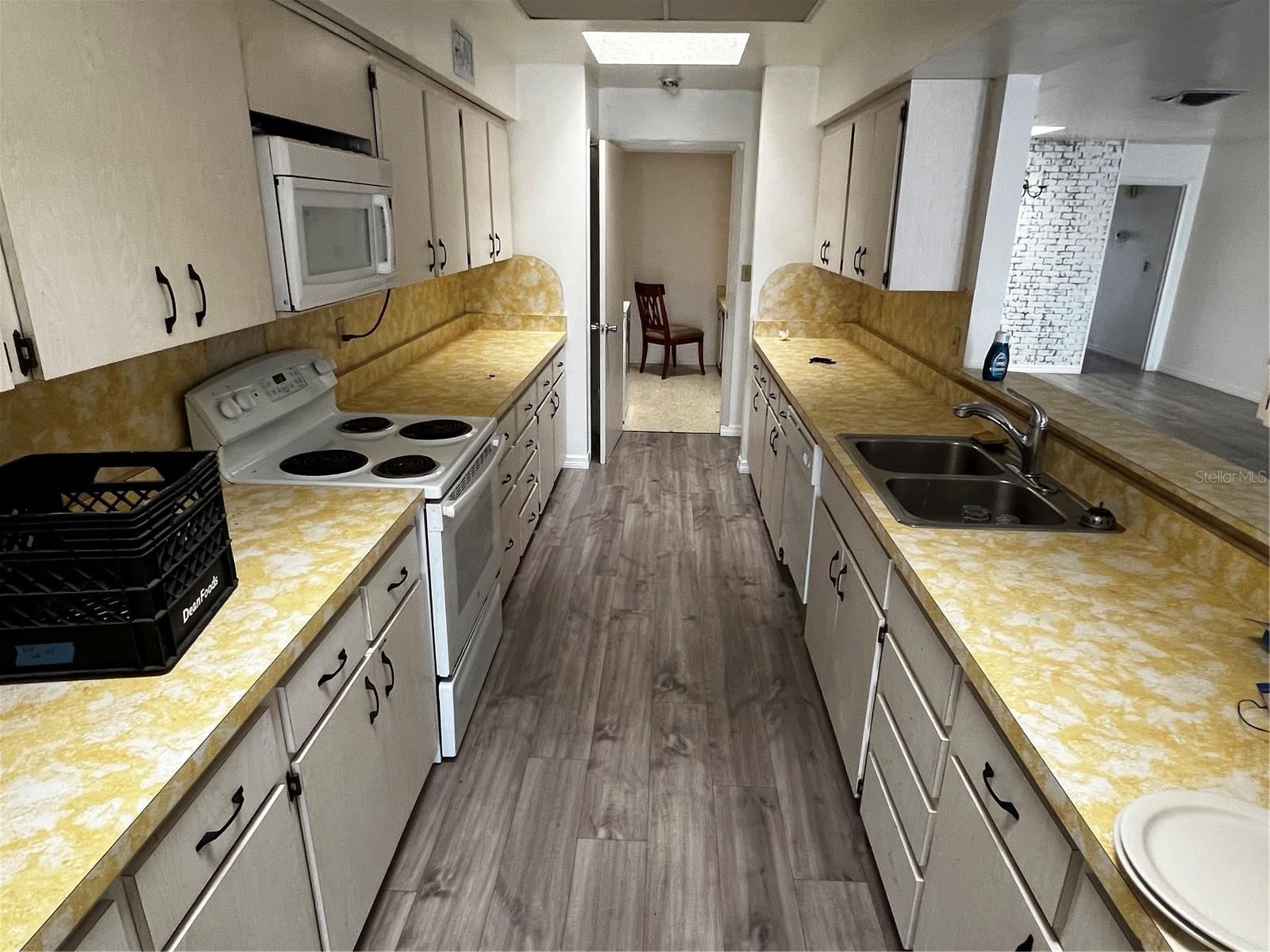 2048 BEE RIDGE RD, SARASOTA, FL, 34239