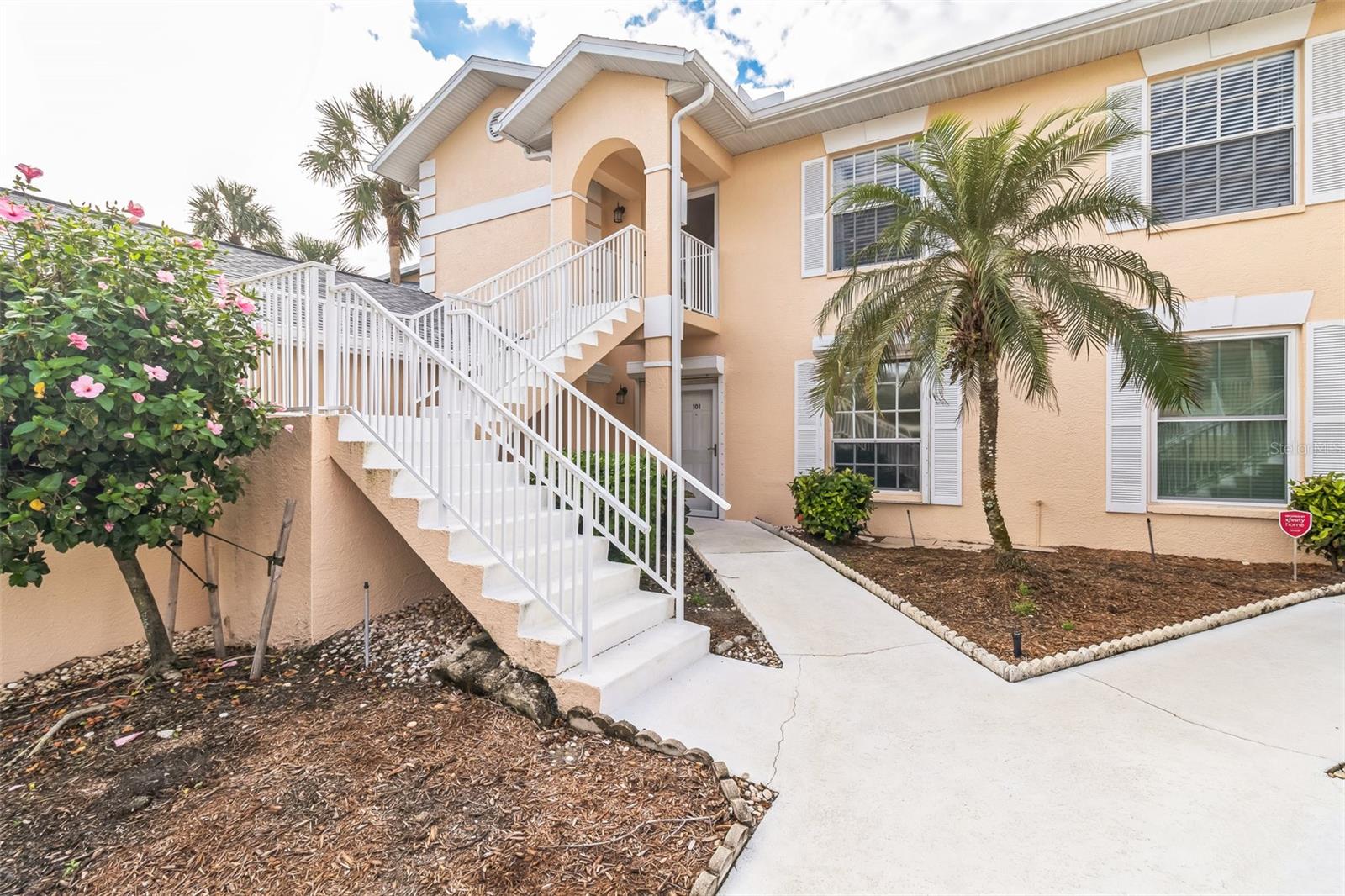 752 WIGGINS LAKE DR #201, NAPLES, FL, 34110