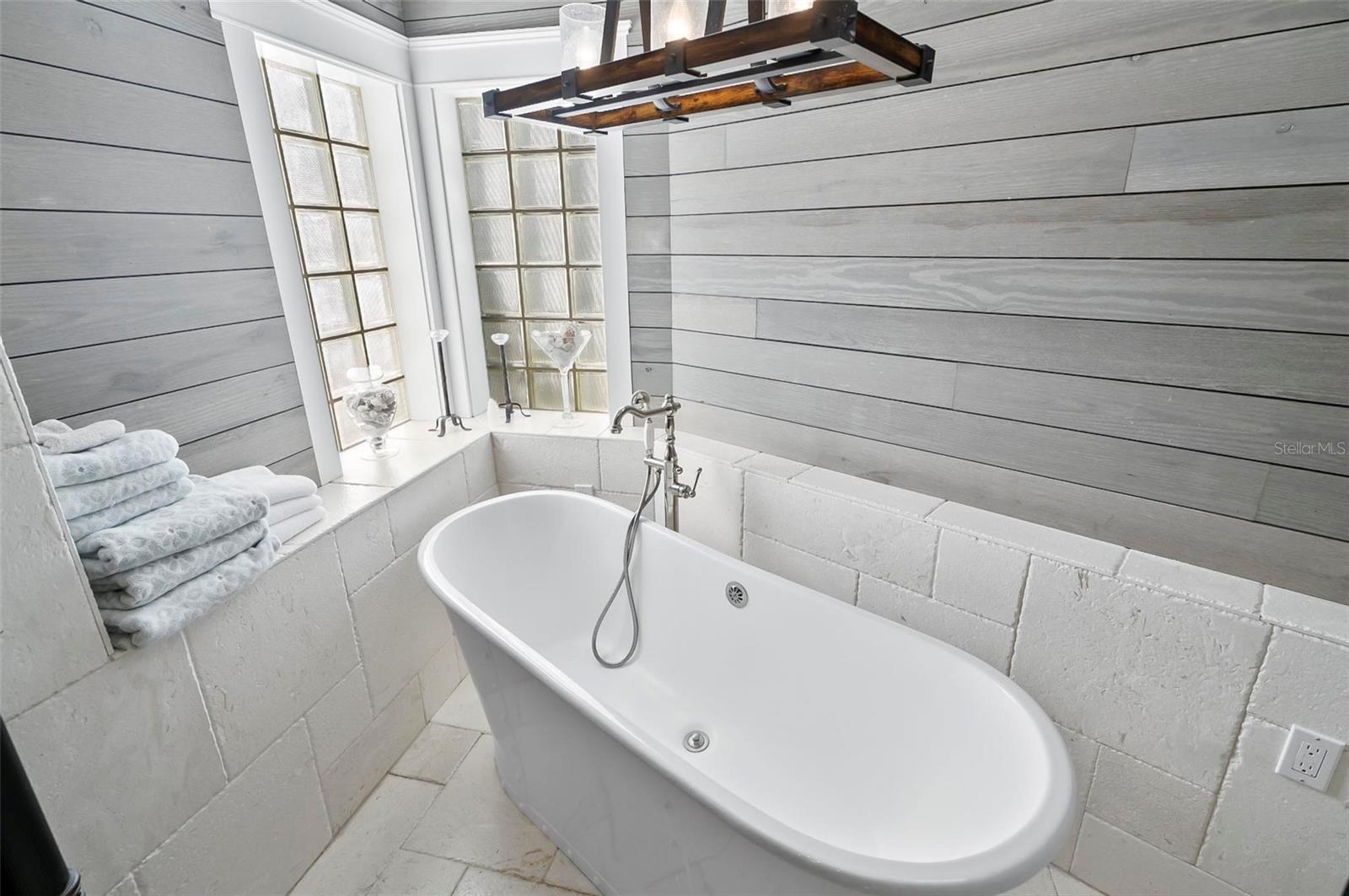 1 CHERRYTREE CT, PALM COAST, FL, 32137