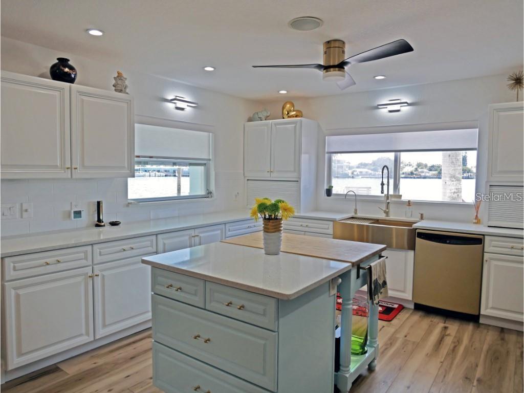 803 BAY POINT DR, MADEIRA BEACH, FL, 33708