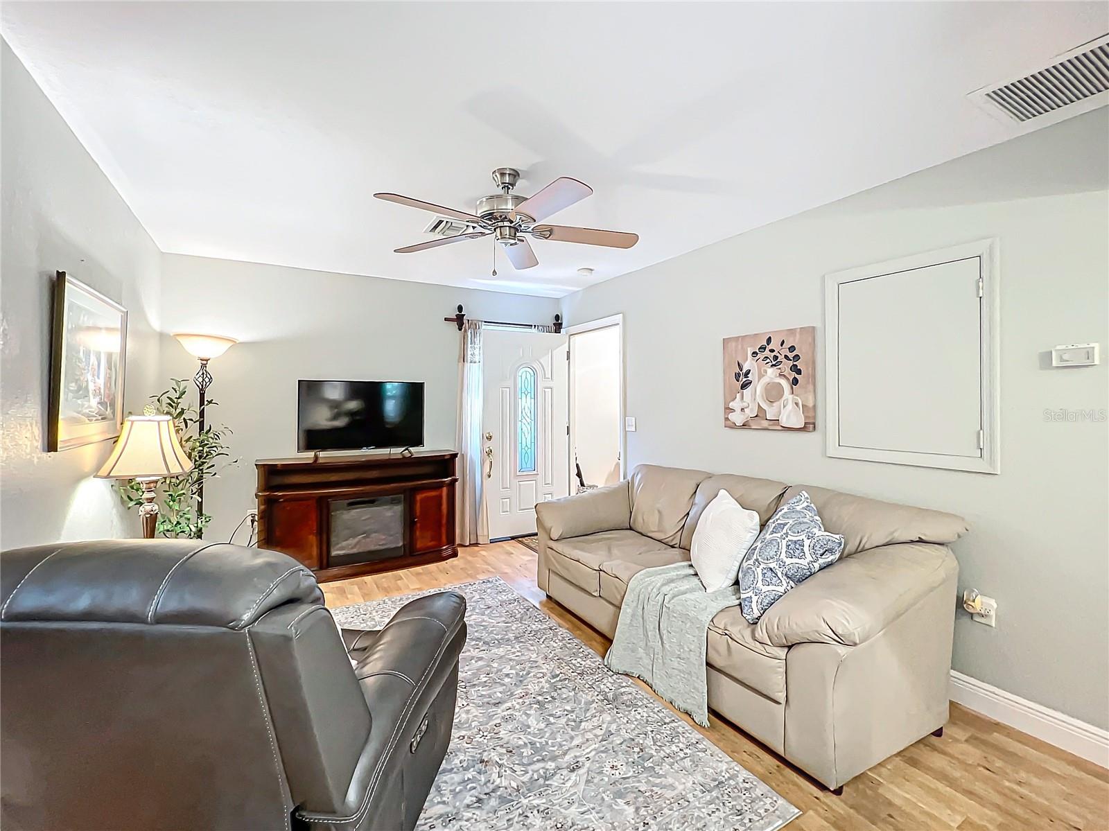 1415 E 9TH AVE, MOUNT DORA, FL, 32757