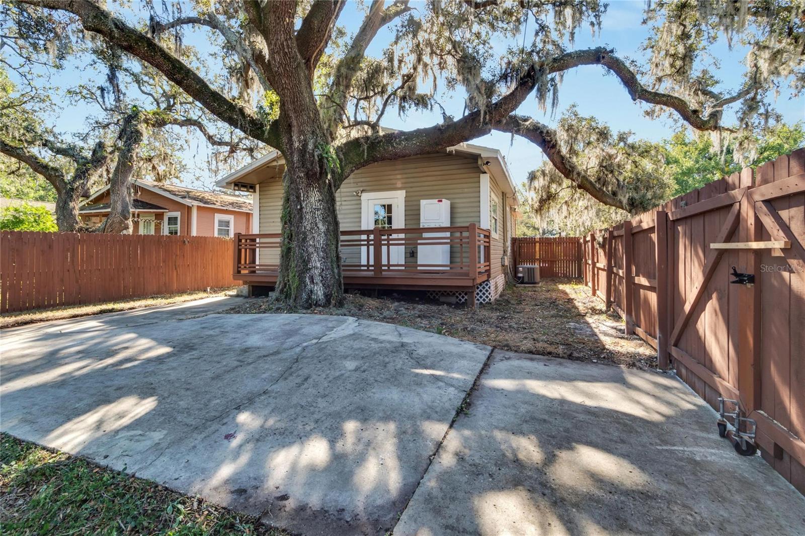 1100 E LOUISIANA AVE, TAMPA, FL, 33603