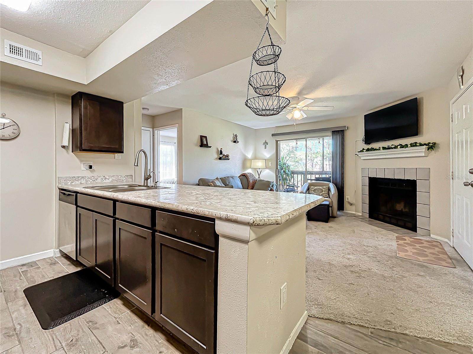 Updated kitchen & peninsula breakfast bar