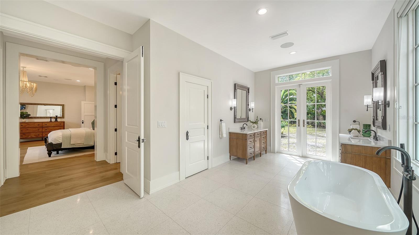 1682 HAWTHORNE ST, SARASOTA, FL, 34239