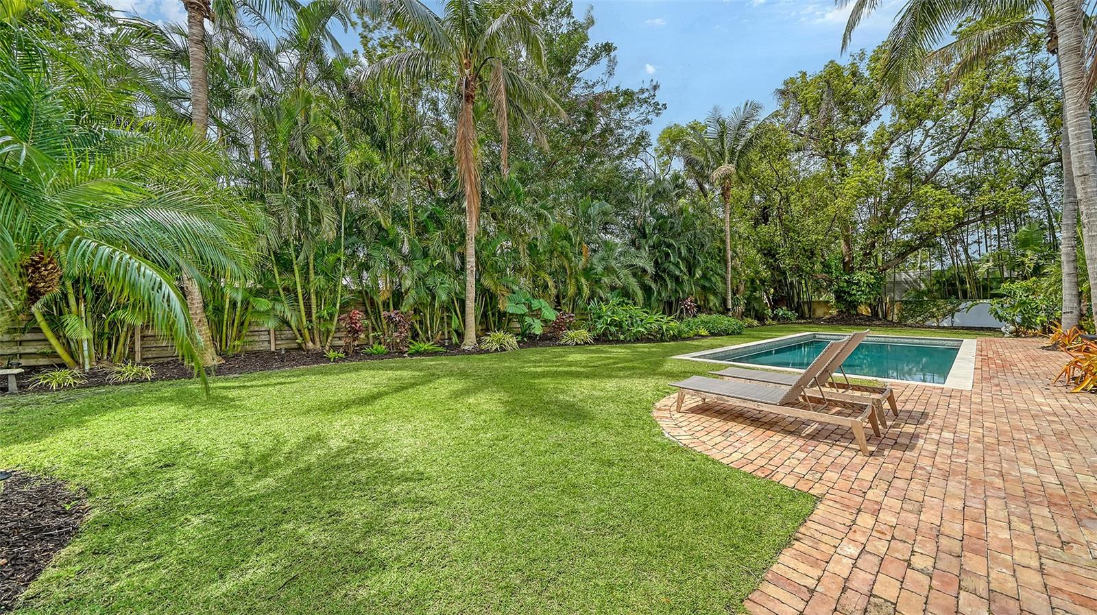 1682 HAWTHORNE ST, SARASOTA, FL, 34239