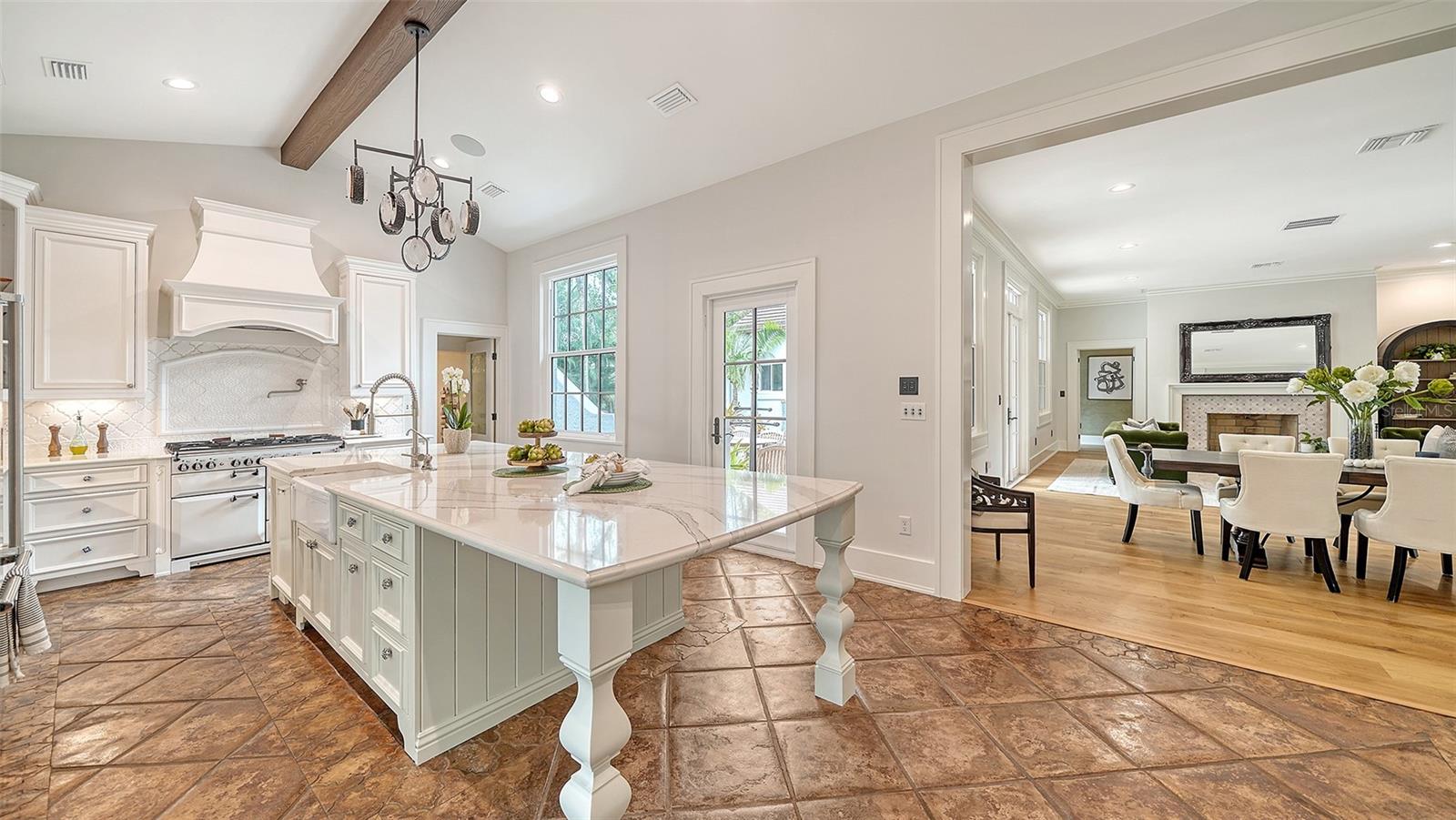 1682 HAWTHORNE ST, SARASOTA, FL, 34239