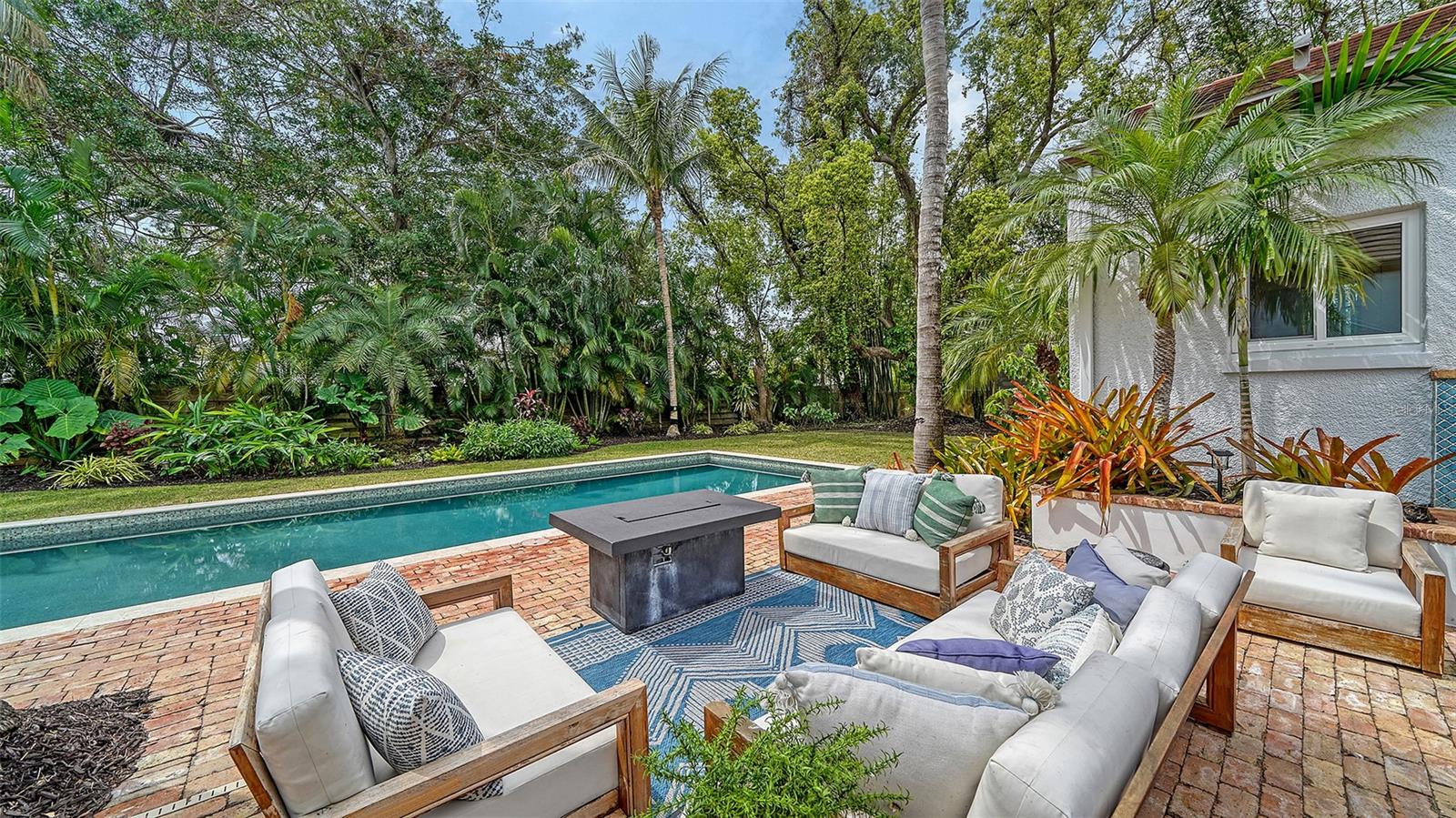 1682 HAWTHORNE ST, SARASOTA, FL, 34239