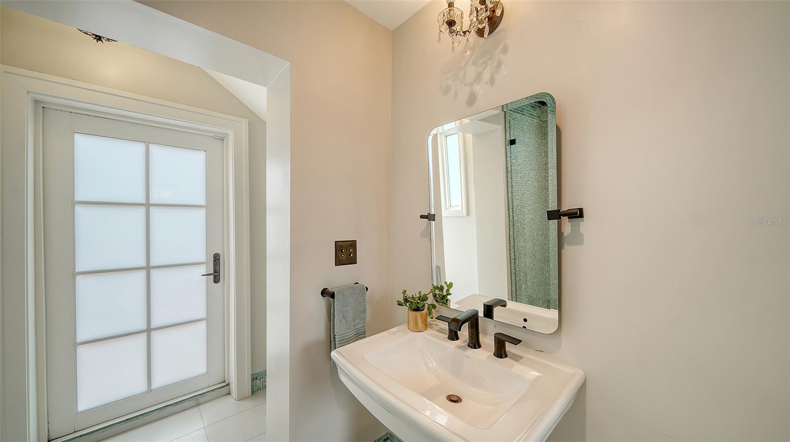 1682 HAWTHORNE ST, SARASOTA, FL, 34239
