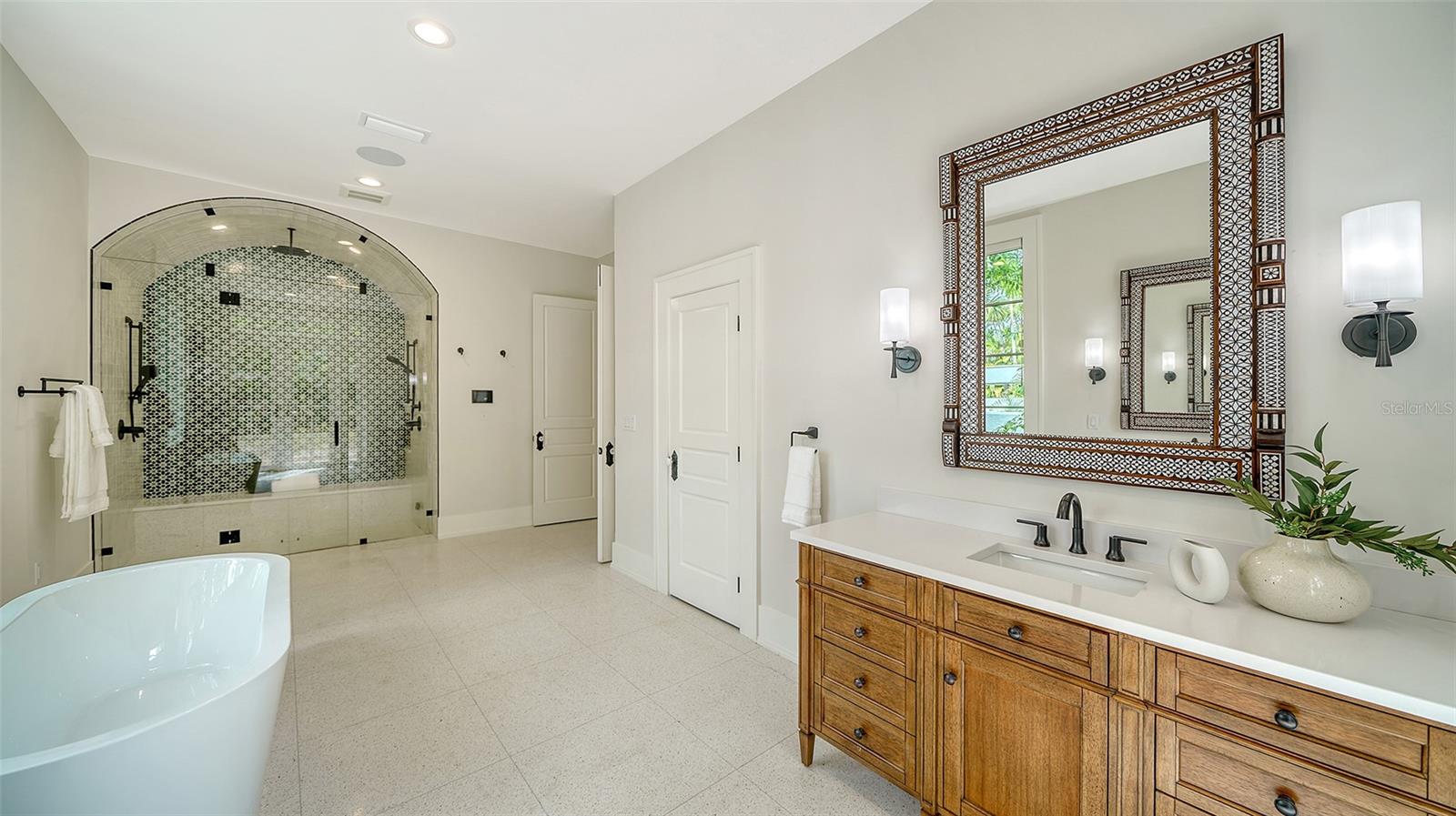 1682 HAWTHORNE ST, SARASOTA, FL, 34239