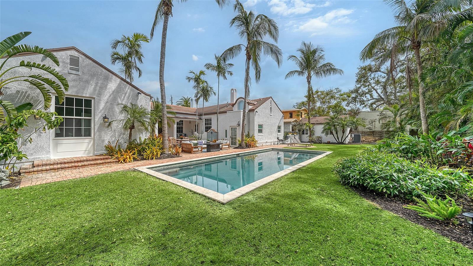 1682 HAWTHORNE ST, SARASOTA, FL, 34239