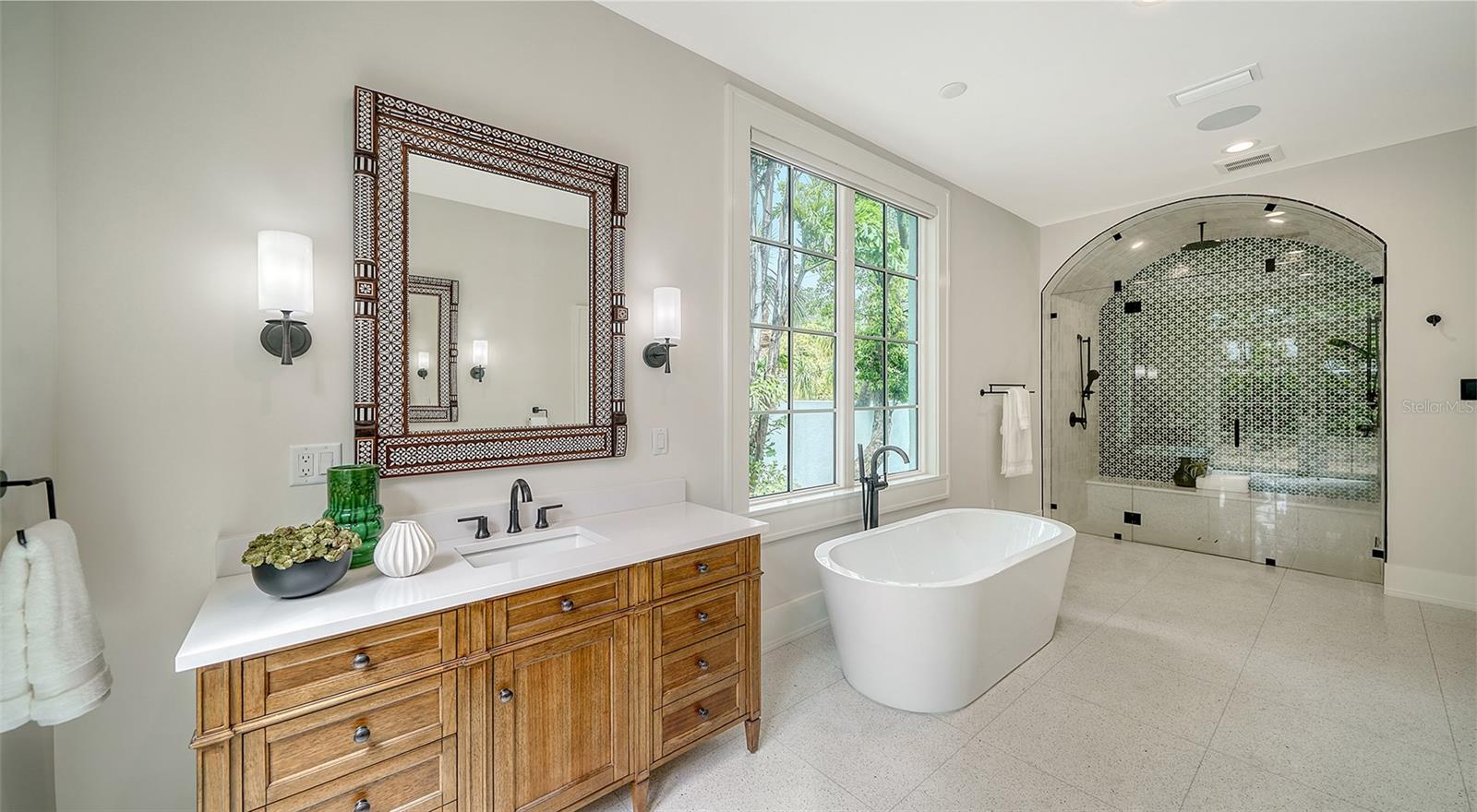 1682 HAWTHORNE ST, SARASOTA, FL, 34239