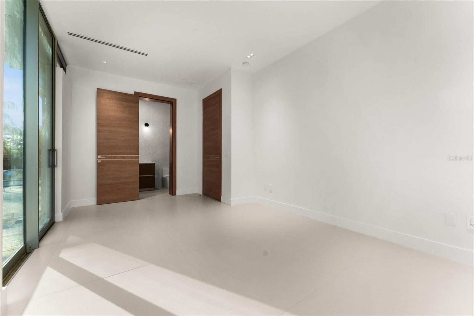 O6260493 Property Photo