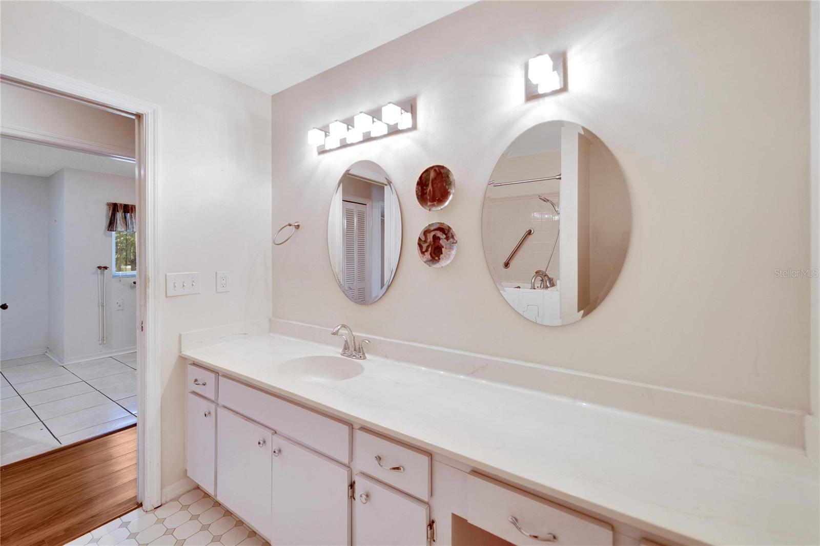 1906 WOLF LAUREL DR, SUN CITY CENTER, FL, 33573