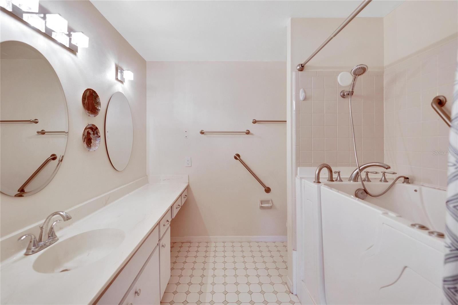 1906 WOLF LAUREL DR, SUN CITY CENTER, FL, 33573