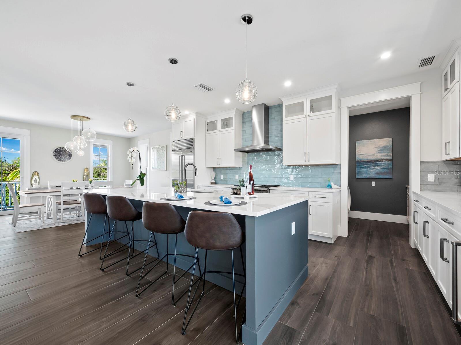 598 LYONS LN, LONGBOAT KEY, FL, 34228