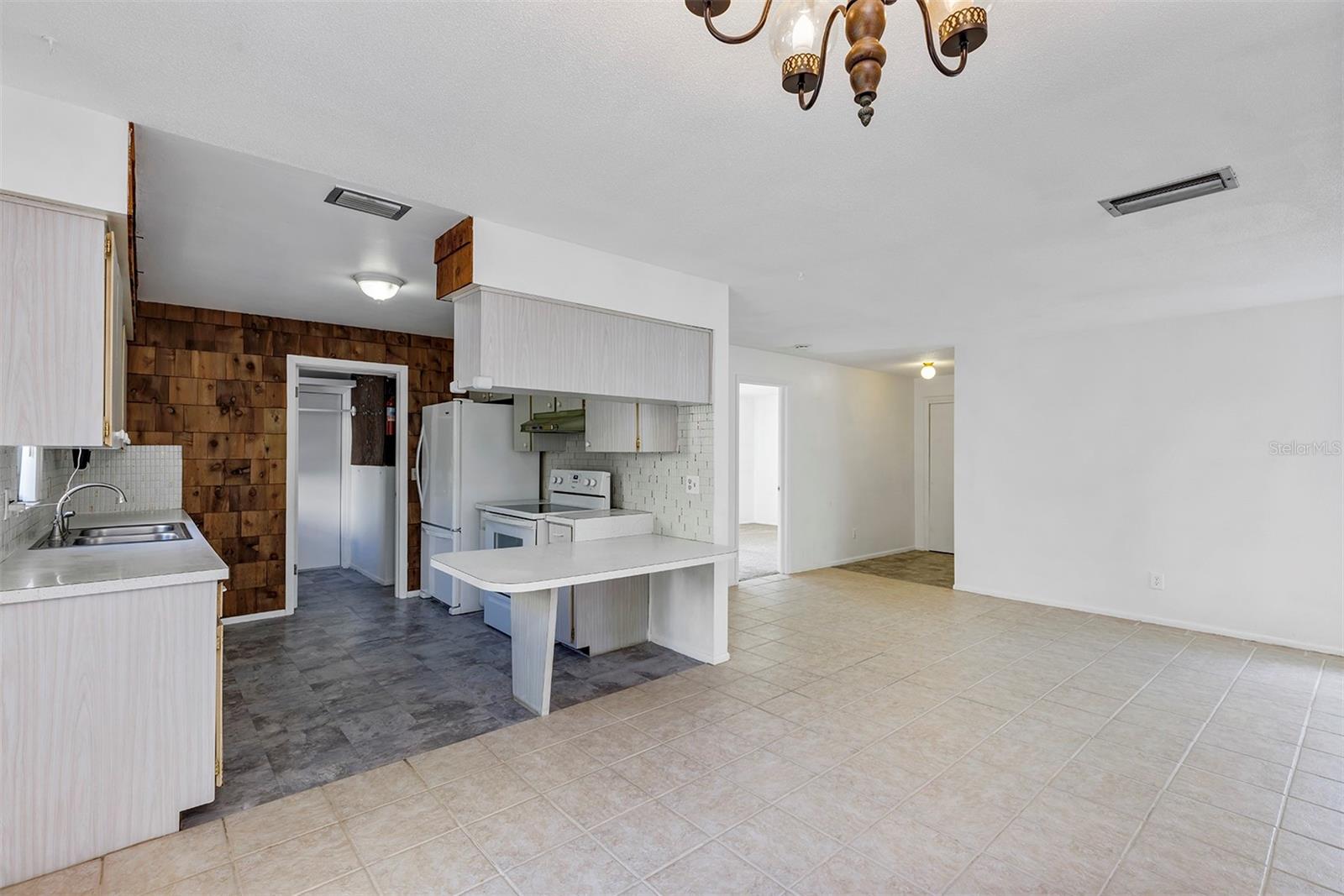 707 BEVERLY AVE, ALTAMONTE SPRINGS, FL, 32701