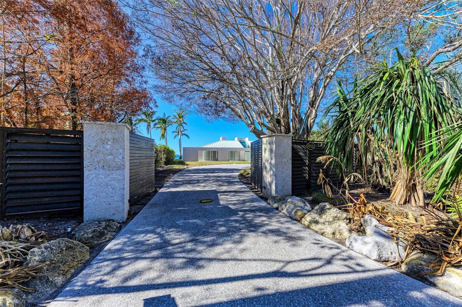 320 S SHORE DR, SARASOTA, FL, 34234