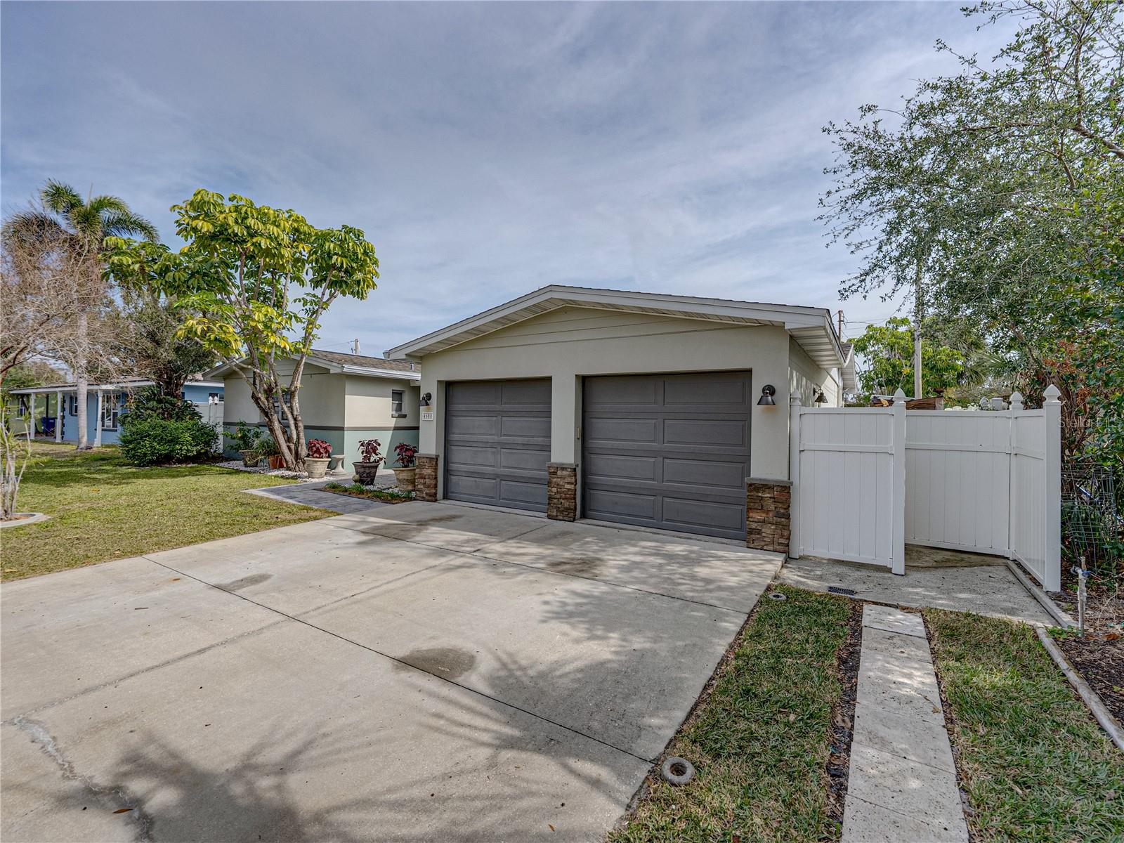 4608 S SHAMROCK RD, TAMPA, FL, 33611