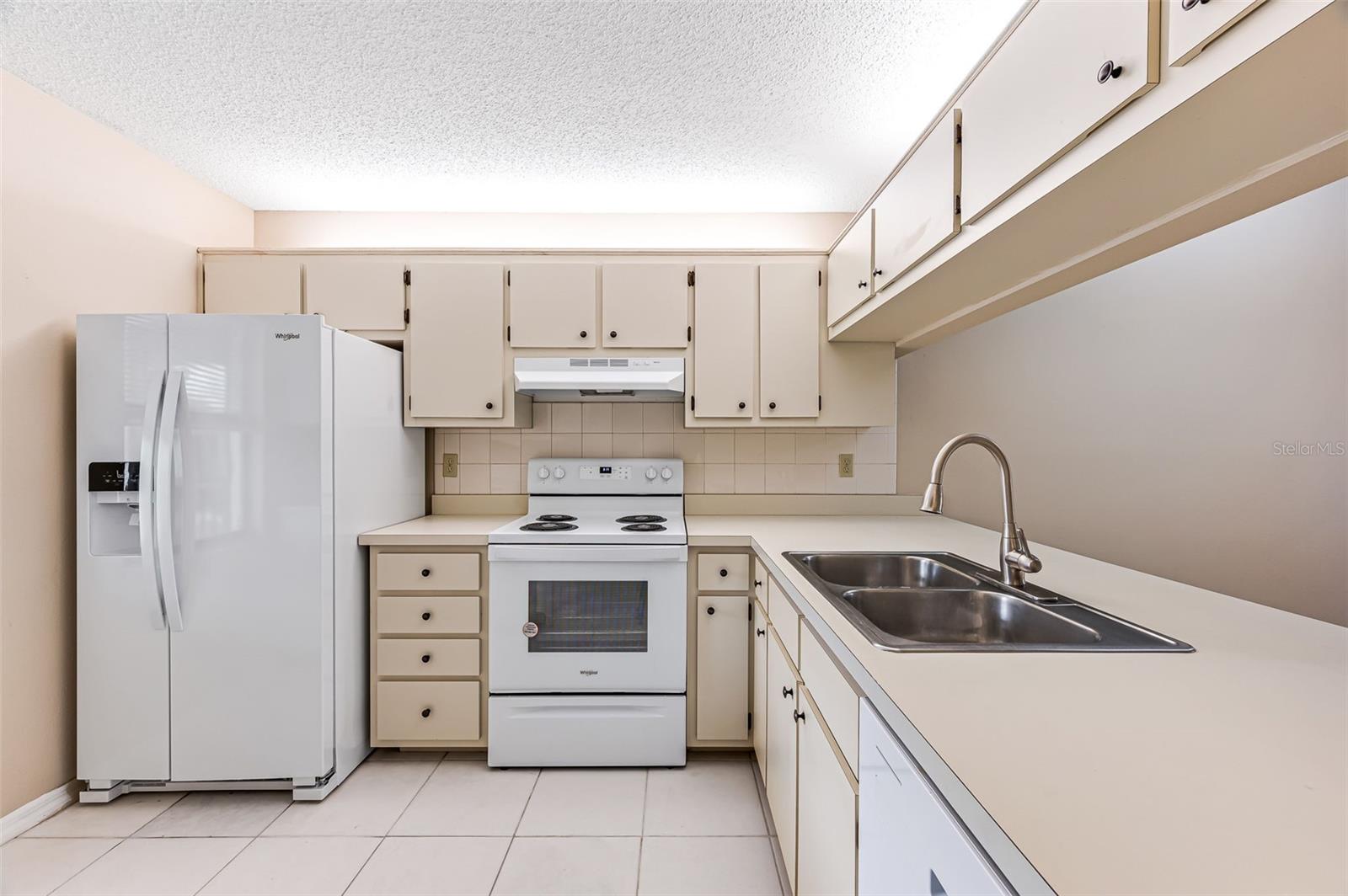 9275 LAKE PARK DR #204, FORT MYERS, FL, 33919