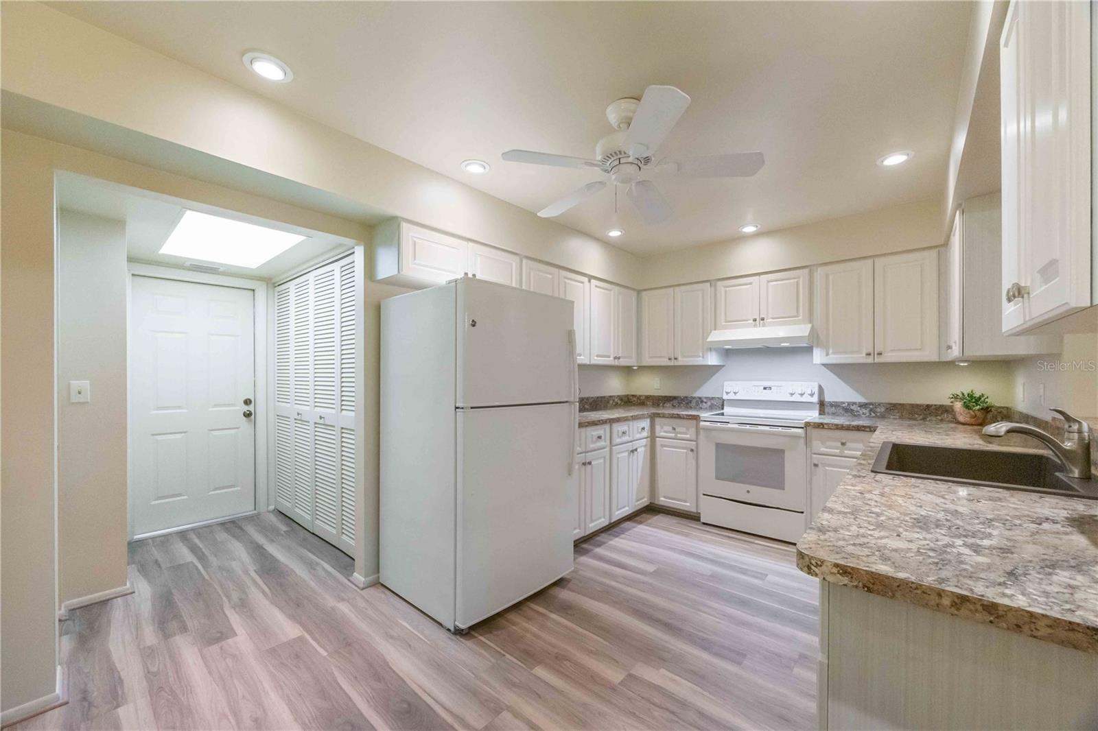 5575 GOLF POINTE DR, SARASOTA, FL, 34243
