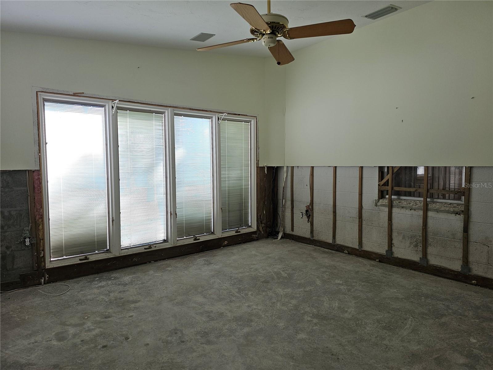 5607 HOLMES BLVD, HOLMES BEACH, FL, 34217