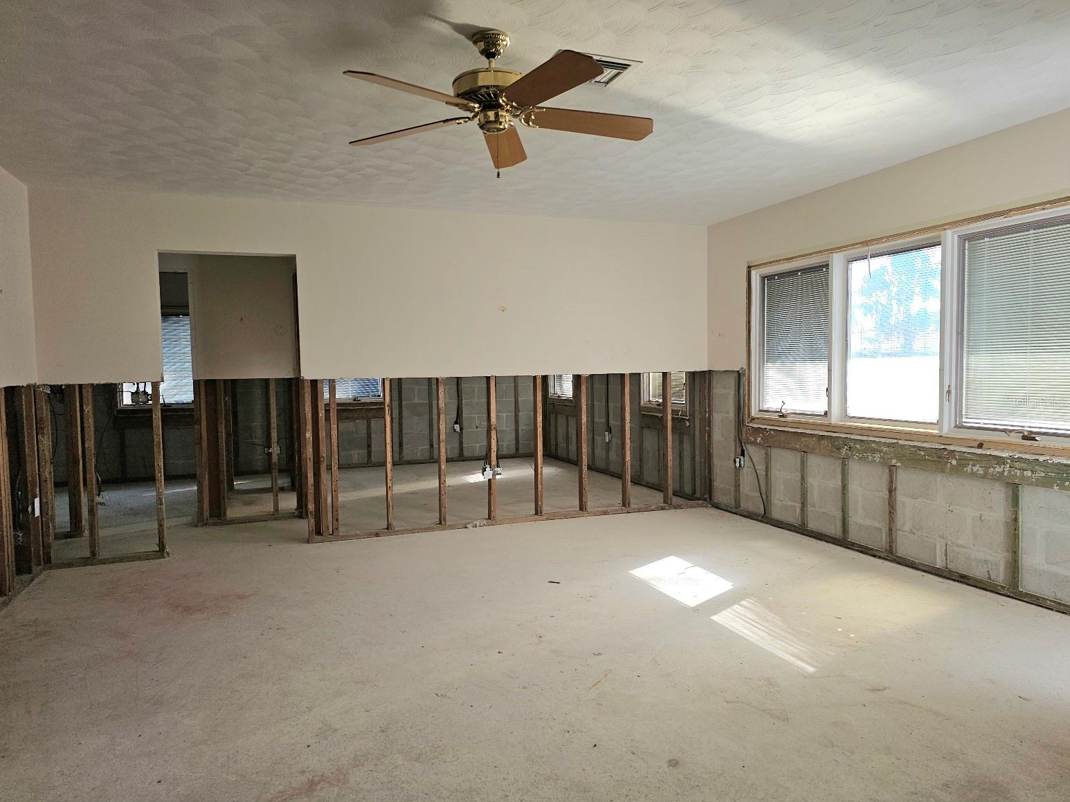 5607 HOLMES BLVD, HOLMES BEACH, FL, 34217