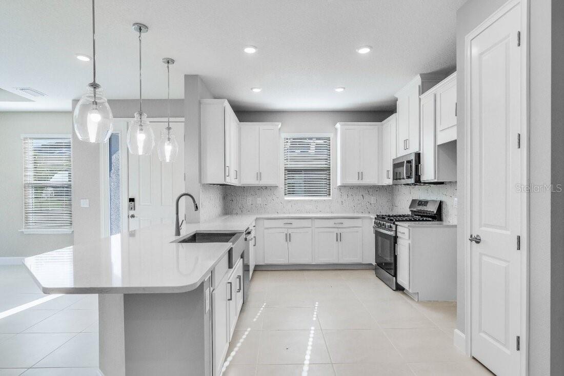 8061 MOONBEAM AVE, SARASOTA, FL, 34241