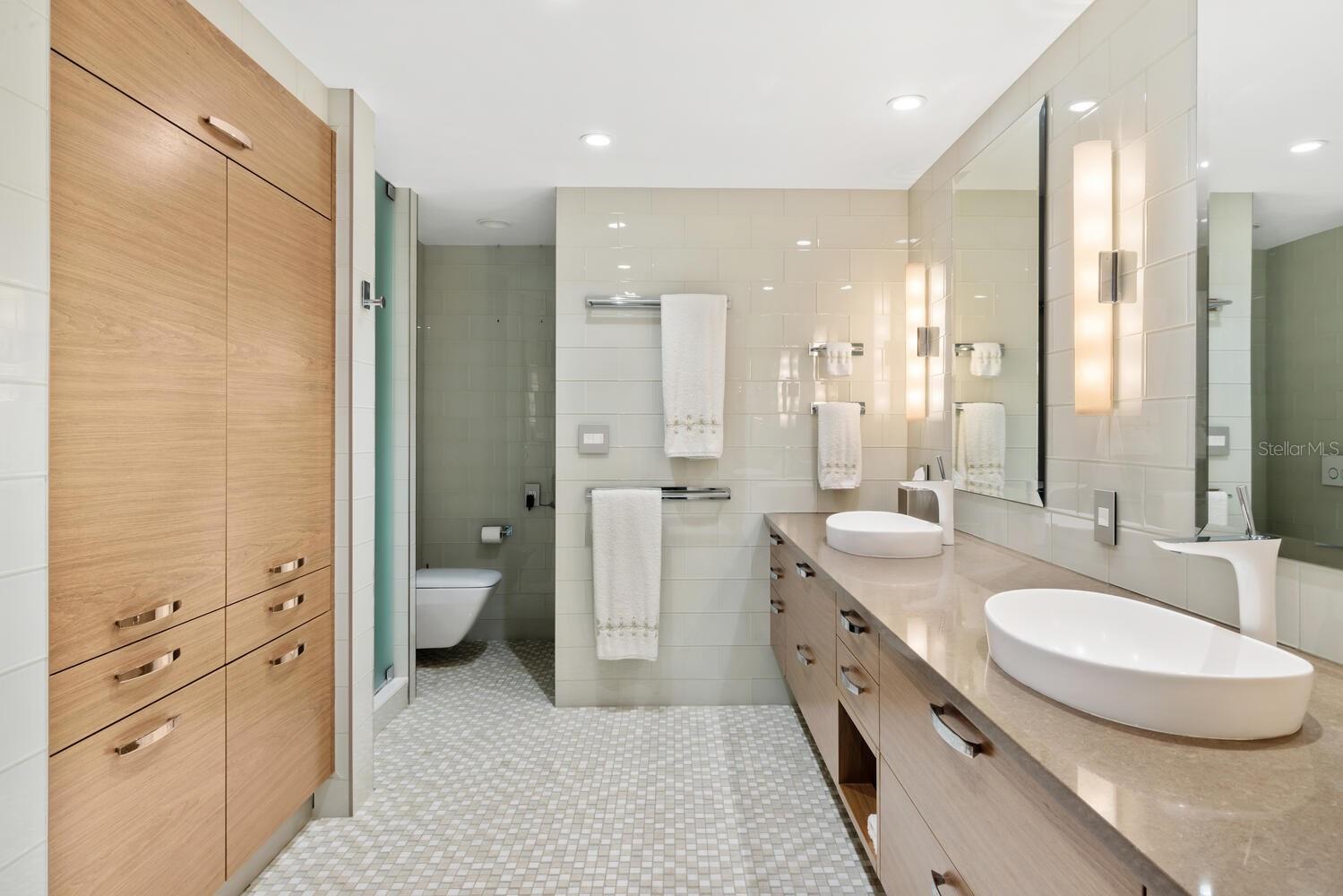 545 SANCTUARY DR #B406, LONGBOAT KEY, FL, 34228