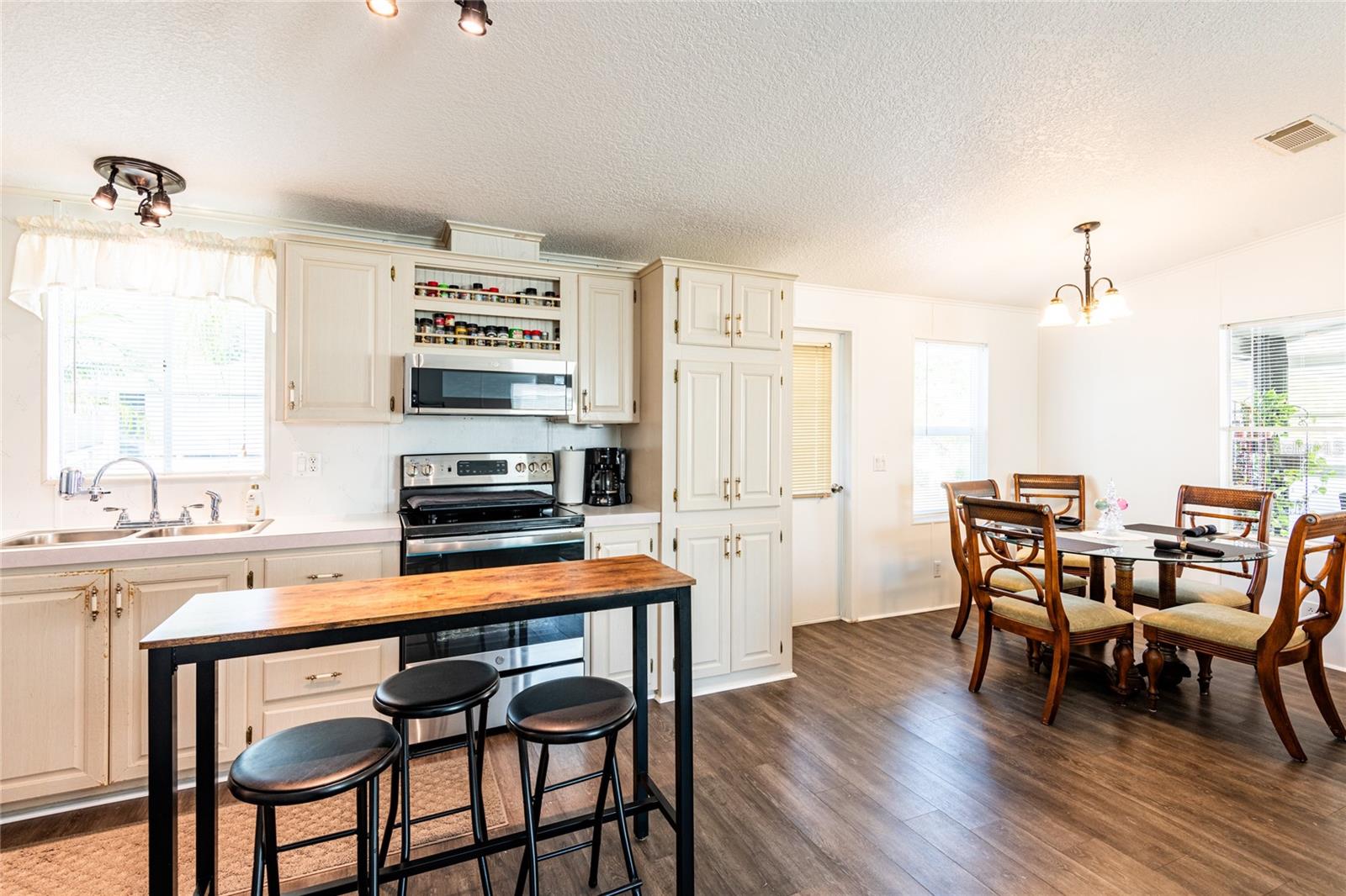 2103 LAKE LINDA CIR, LUTZ, FL, 33558