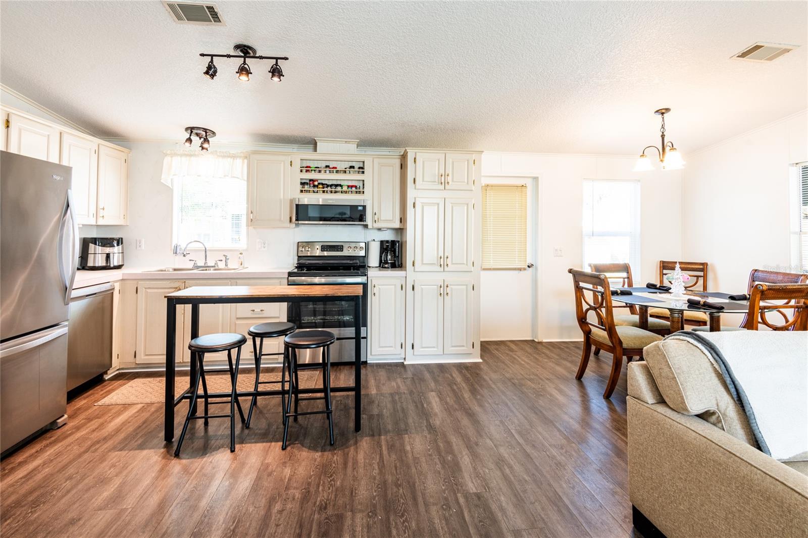 2103 LAKE LINDA CIR, LUTZ, FL, 33558