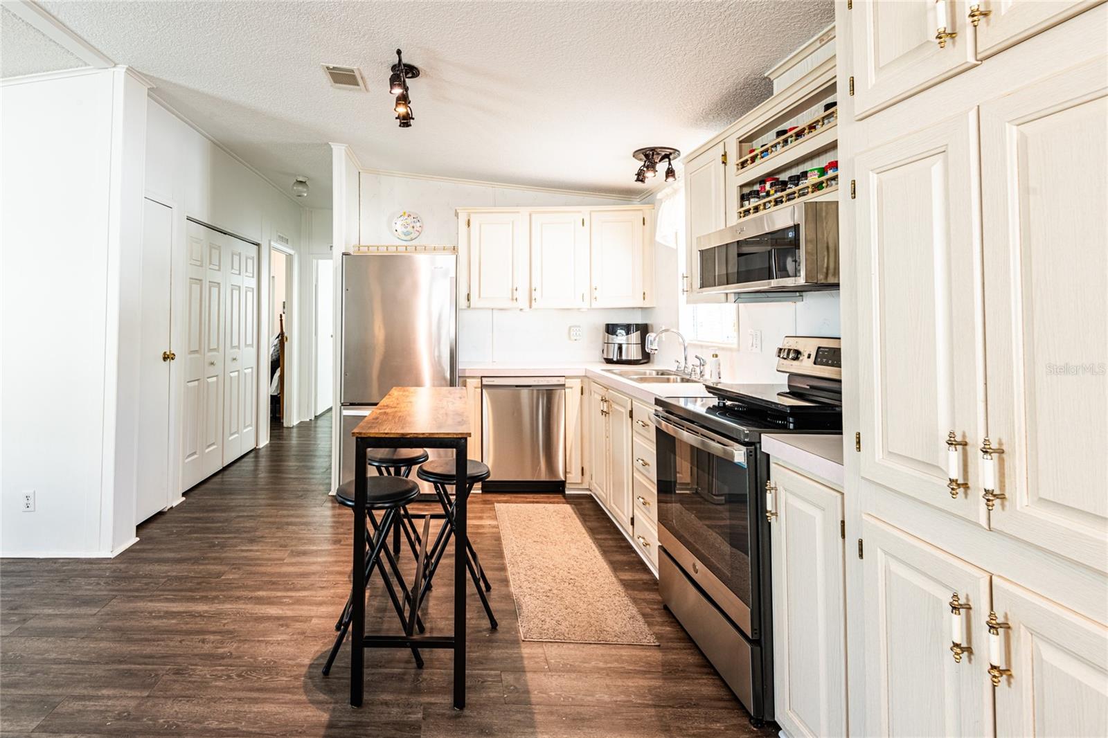 2103 LAKE LINDA CIR, LUTZ, FL, 33558
