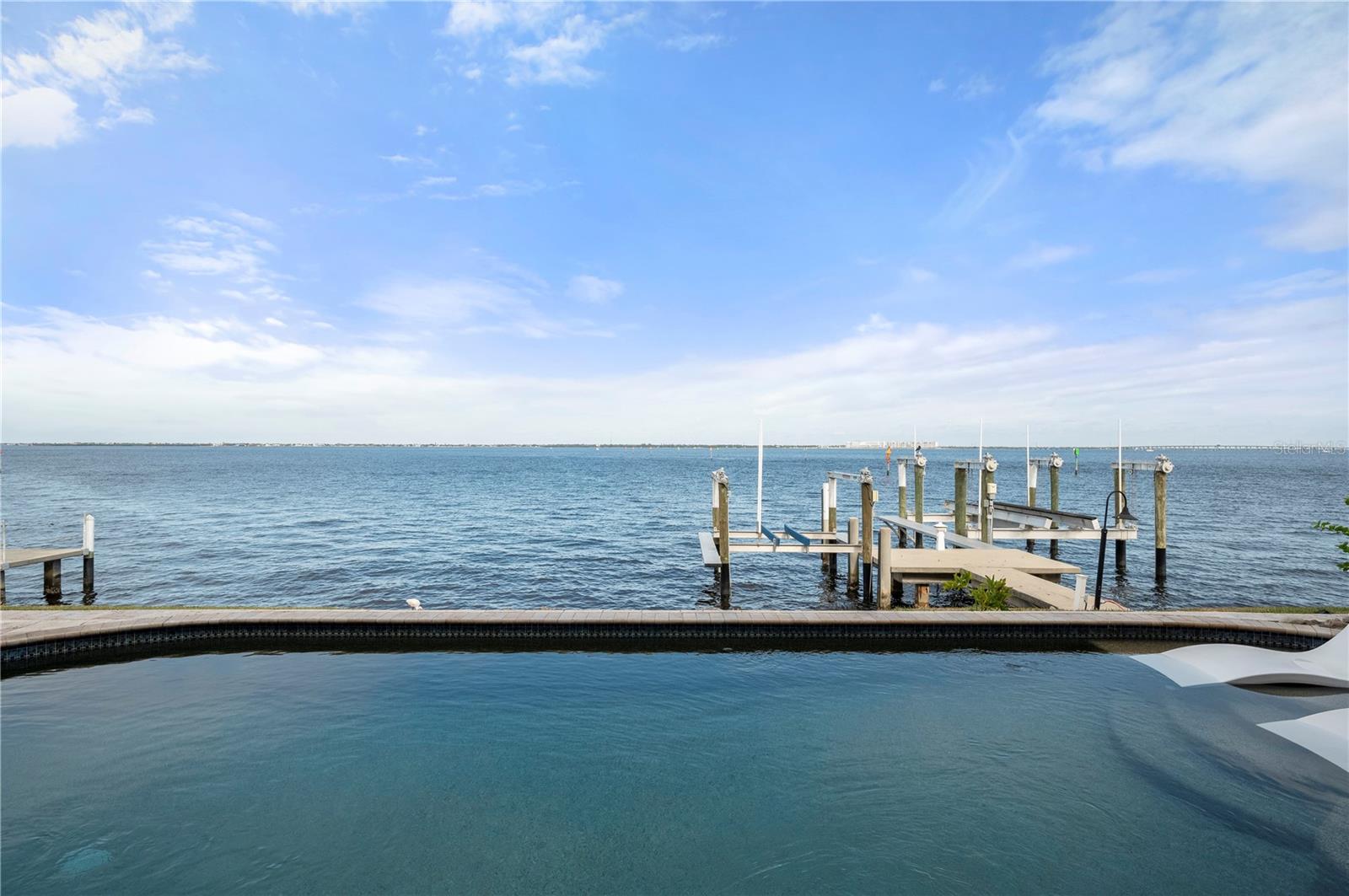 2102 PALM TREE DR, PUNTA GORDA, FL, 33950