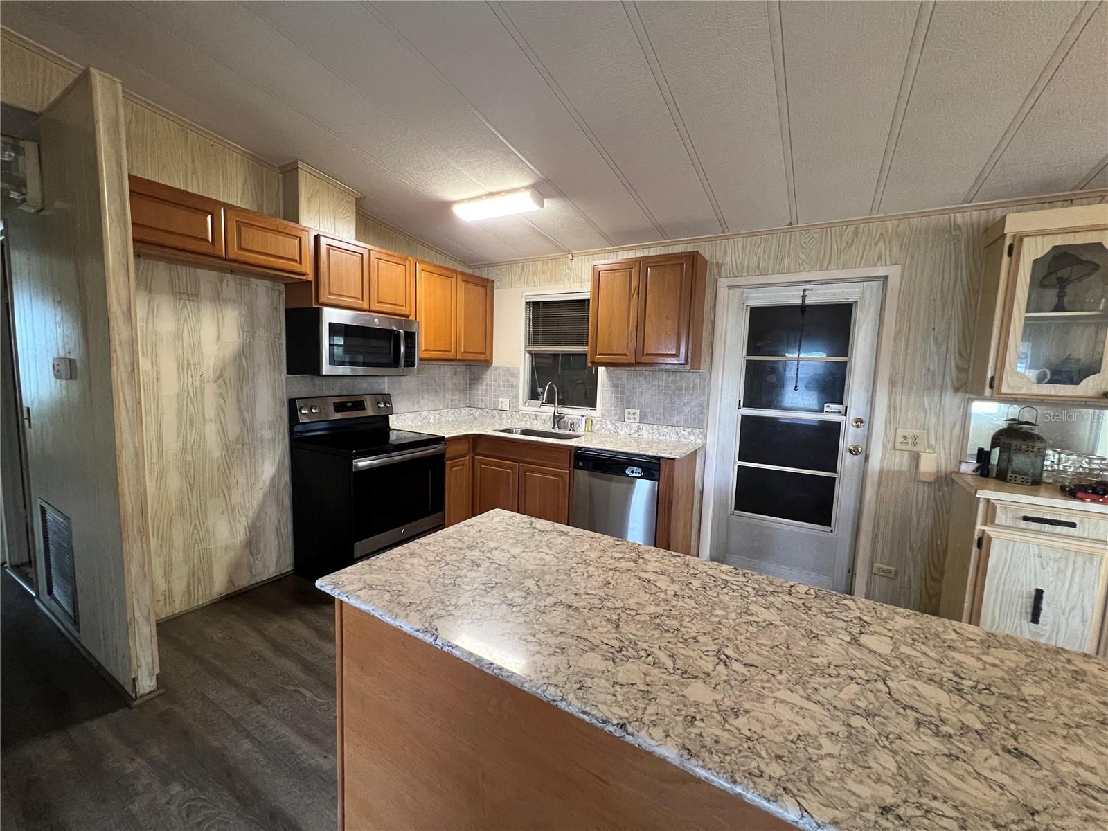 1016 BELMONT CIR, TAVARES, FL, 32778