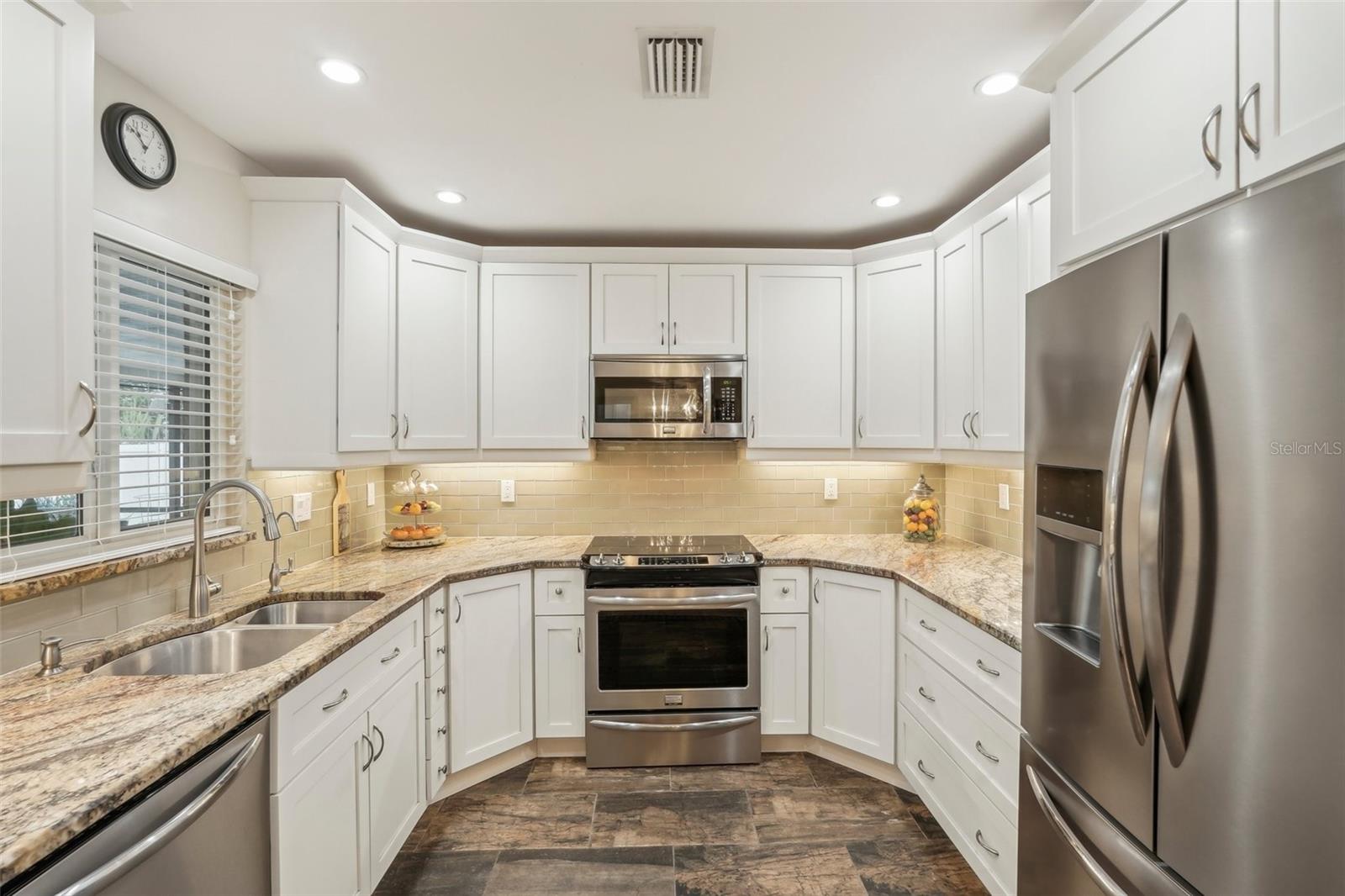 832 PINELAND AVE, VENICE, FL, 34285