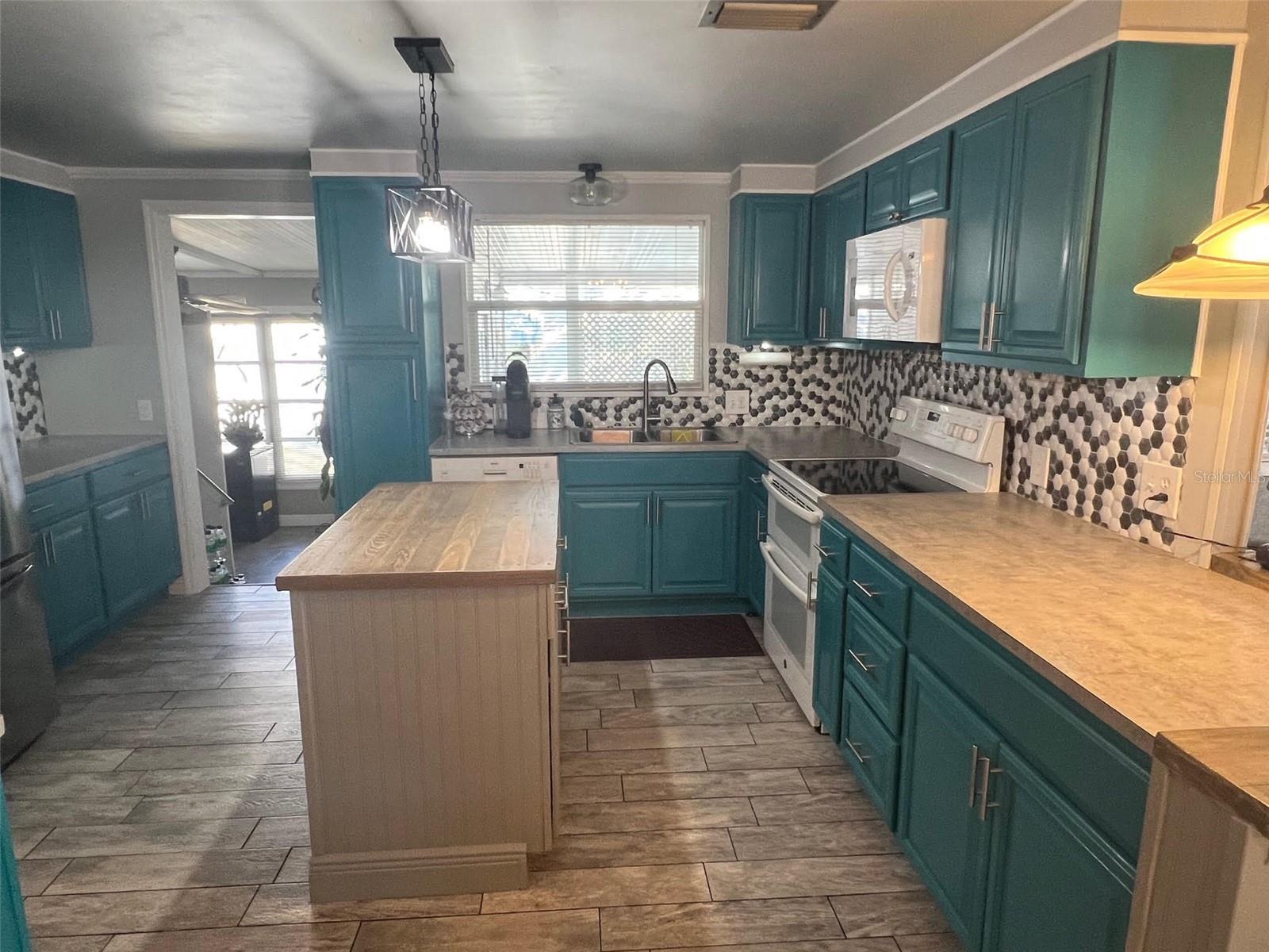 63 ROYAL PALM CIR, LARGO, FL, 33778