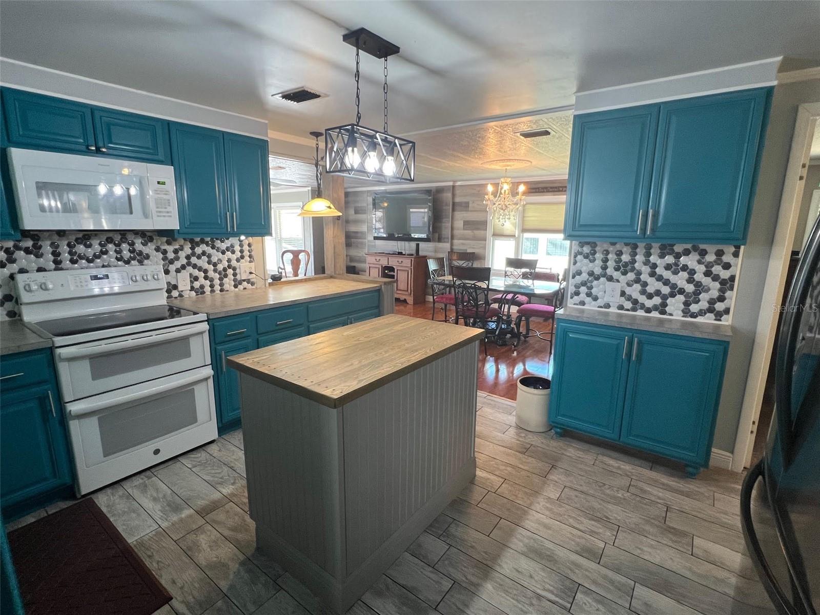 63 ROYAL PALM CIR, LARGO, FL, 33778