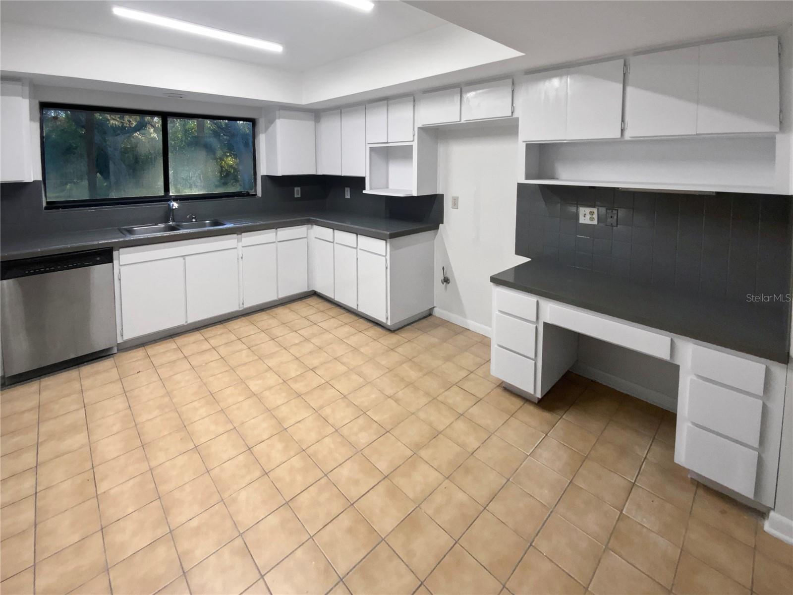 18111 LIVINGSTON AVE, LUTZ, FL, 33559