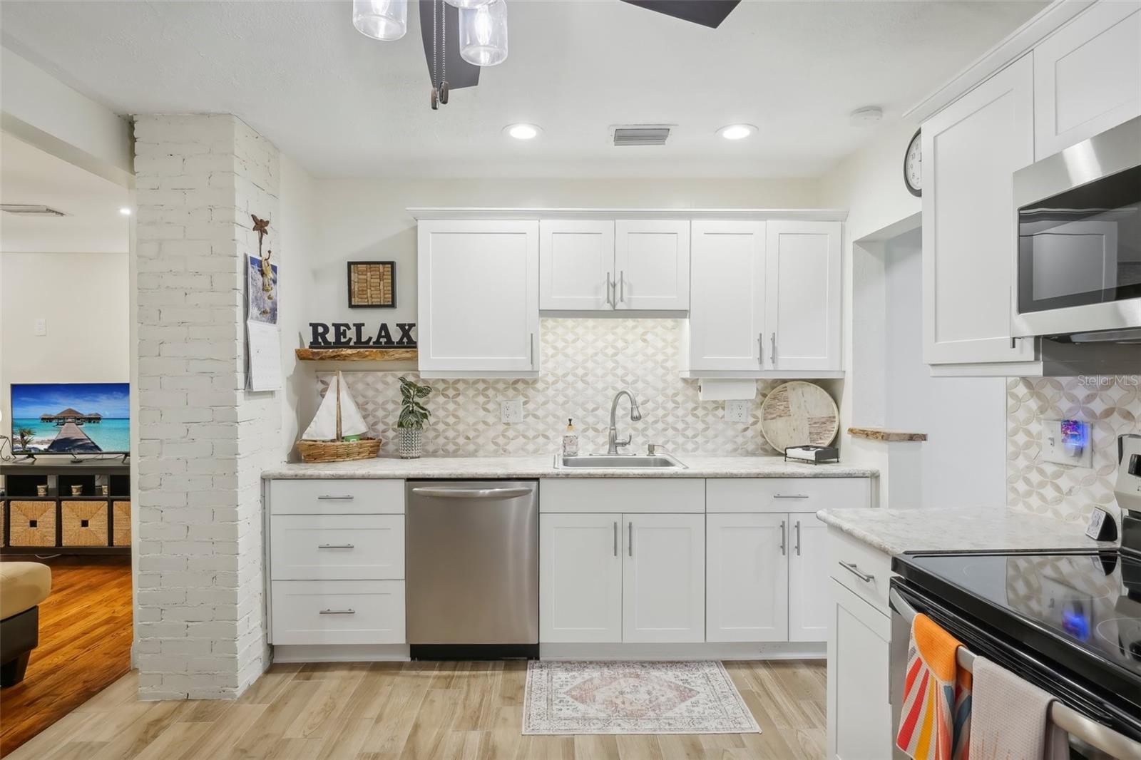429 ROTARY PL NE, ST PETERSBURG, FL, 33703