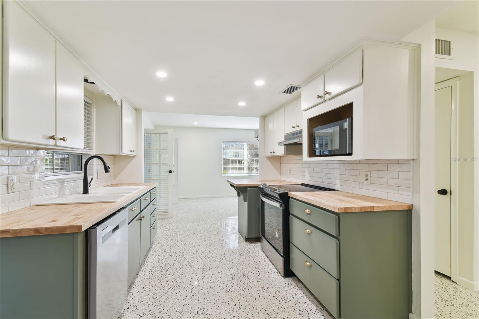 3322 W DORCHESTER ST, TAMPA, FL, 33611