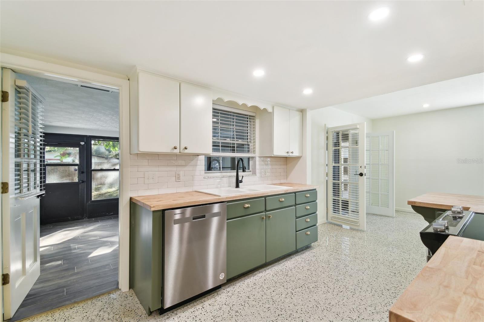3322 W DORCHESTER ST, TAMPA, FL, 33611