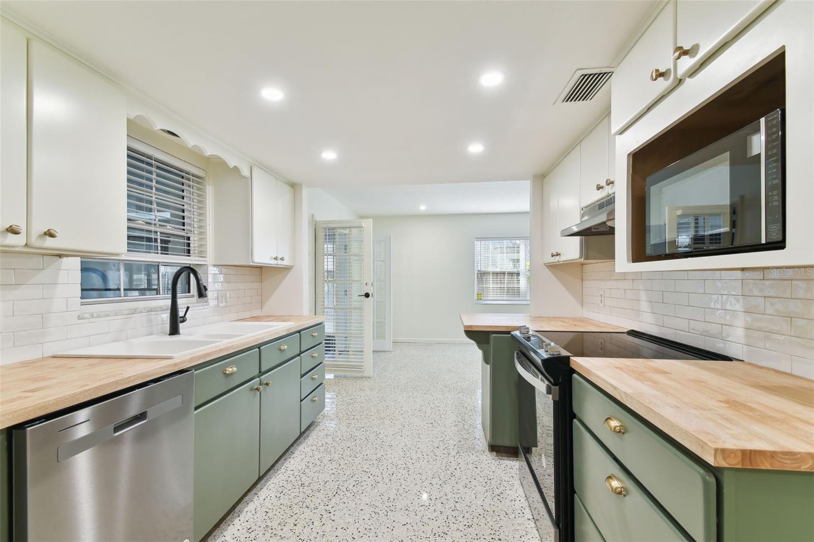 3322 W DORCHESTER ST, TAMPA, FL, 33611
