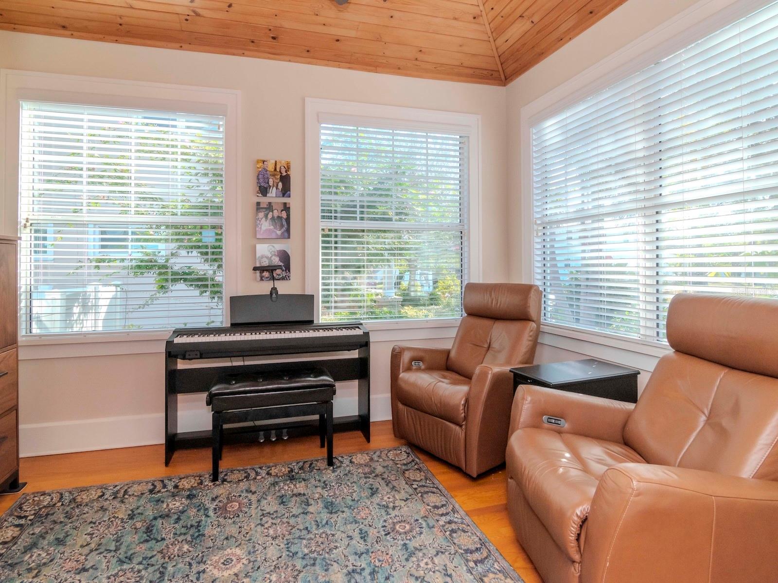 207 28TH AVE N, SAINT PETERSBURG, FL, 33704