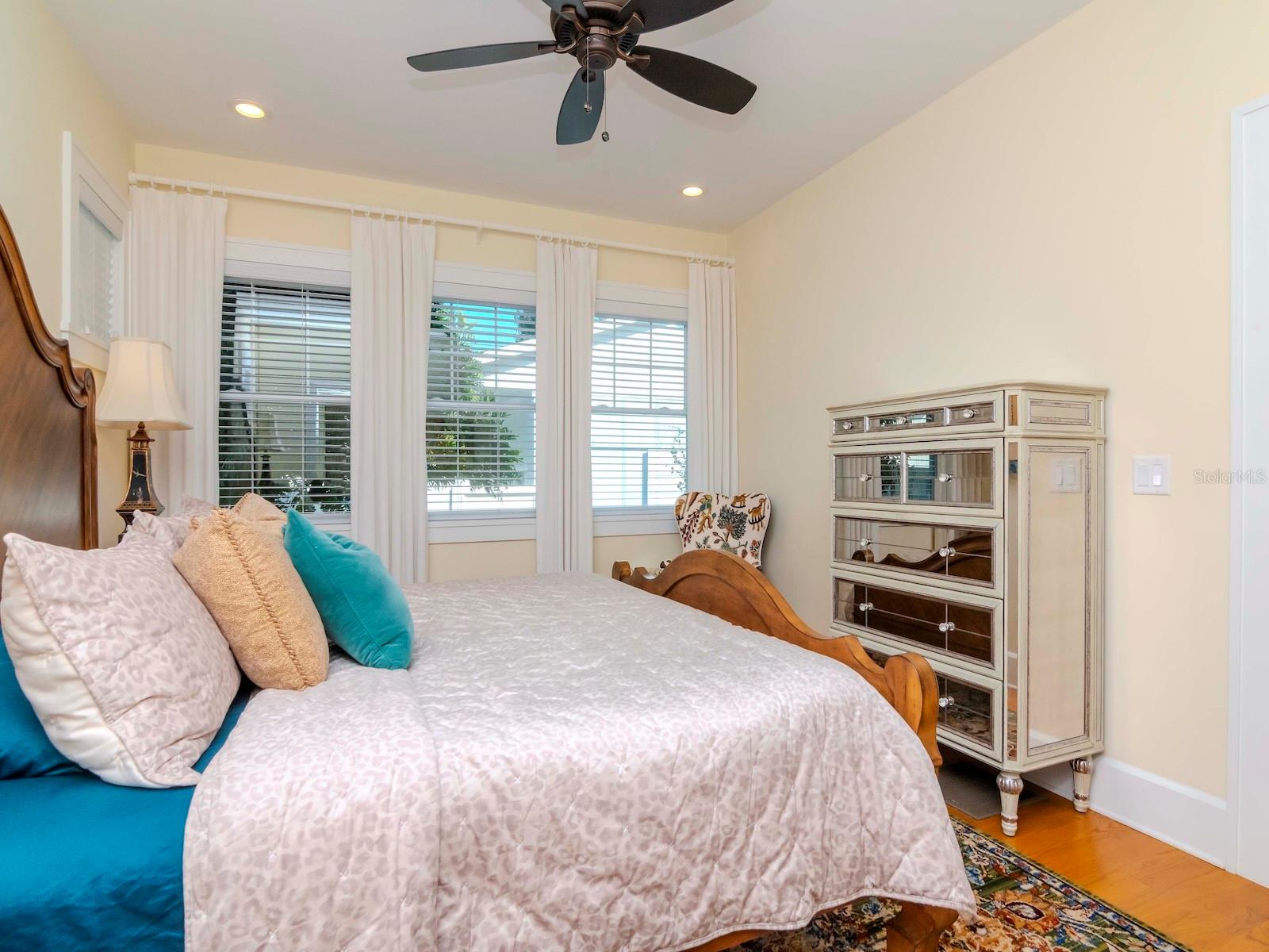 207 28TH AVE N, SAINT PETERSBURG, FL, 33704