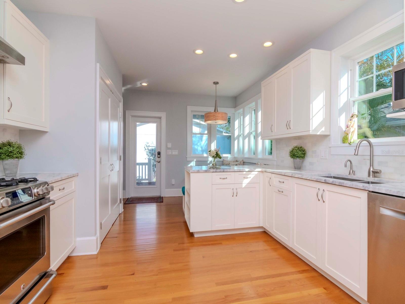 207 28TH AVE N, SAINT PETERSBURG, FL, 33704