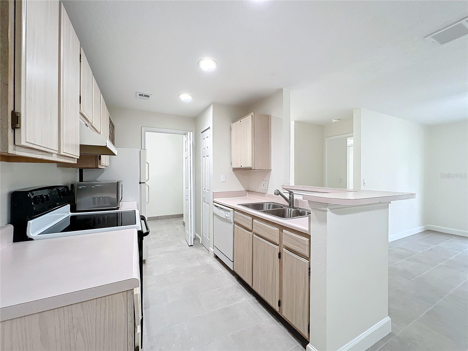 2533 GRASSY POINT DR #203, LAKE MARY, FL, 32746