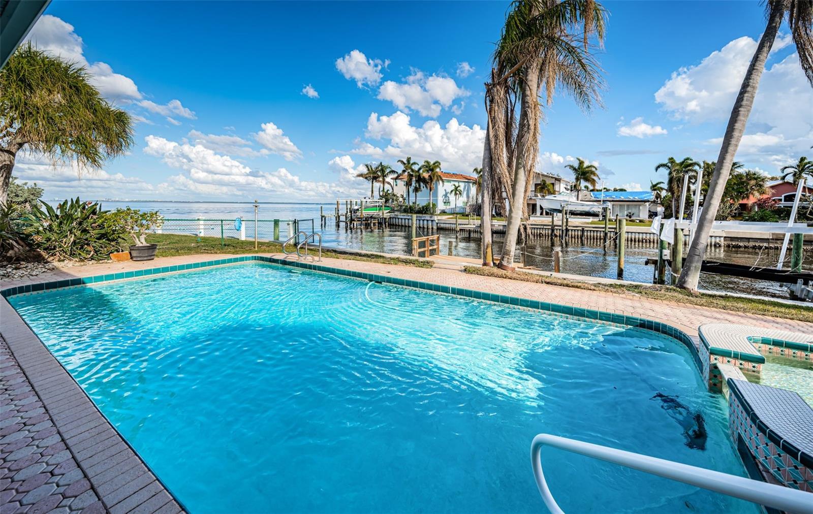 2084 IOWA AVE NE, ST PETERSBURG, FL, 33703